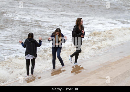 Blackpool, Lancashire, Regno Unito. Il 3 aprile 2017. Regno Unito Meteo. Nonostante il freddo & condizioni di cielo coperto, i ragazzi prendono le loro possibilità con le forti onde giù sul lungomare di Blackpool. Credito: Cernan Elias/Alamy Live News Foto Stock