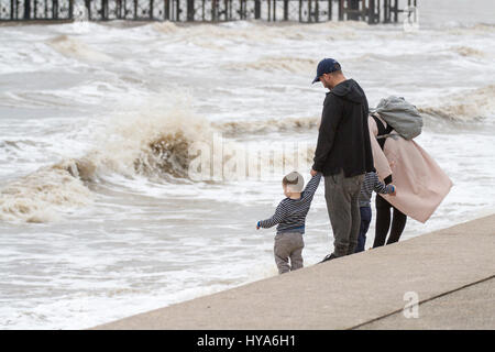 Blackpool, Lancashire, Regno Unito. Il 3 aprile 2017. Regno Unito Meteo. Nonostante il freddo & condizioni di cielo coperto, i ragazzi prendono le loro possibilità con le forti onde giù sul lungomare di Blackpool. Credito: Cernan Elias/Alamy Live News Foto Stock