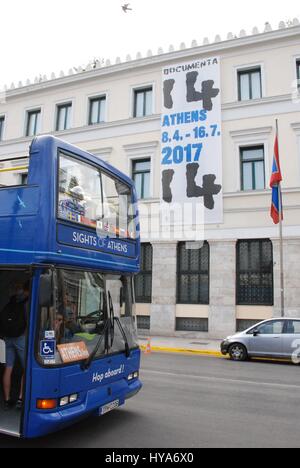 Il municipio a Kotzias Square nel centro cittadino di Atene, Grecia, 03 aprile 2017. La piazza è parte dell'esposizione internazionale d'arte 'documenta 14' e sarà prima tenutasi ad Atene, in Grecia a partire dal 8 aprile fino al 16 luglio, e poi a Kassel in Germania dal 10 giugno fino al 17 settembre 2017. Foto: Alexia Angelopoulou/dpa Foto Stock