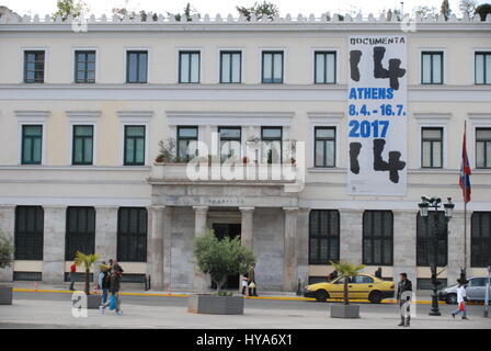 Il municipio a Kotzias Square nel centro cittadino di Atene, Grecia, 03 aprile 2017. La piazza è parte dell'esposizione internazionale d'arte 'documenta 14' e sarà prima tenutasi ad Atene, in Grecia a partire dal 8 aprile fino al 16 luglio, e poi a Kassel in Germania dal 10 giugno fino al 17 settembre 2017. Foto: Alexia Angelopoulou/dpa Foto Stock