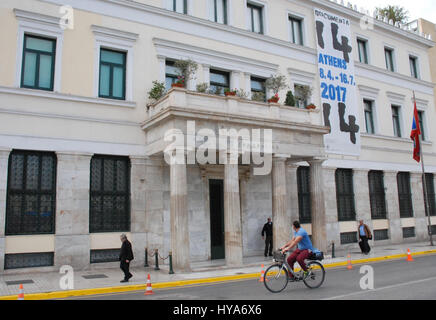 Il municipio a Kotzias Square nel centro cittadino di Atene, Grecia, 03 aprile 2017. La piazza è parte dell'esposizione internazionale d'arte 'documenta 14' e sarà prima tenutasi ad Atene, in Grecia a partire dal 8 aprile fino al 16 luglio, e poi a Kassel in Germania dal 10 giugno fino al 17 settembre 2017. Foto: Alexia Angelopoulou/dpa Foto Stock