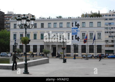 Il municipio a Kotzias Square nel centro cittadino di Atene, Grecia, 03 aprile 2017. La piazza è parte dell'esposizione internazionale d'arte 'documenta 14' e sarà prima tenutasi ad Atene, in Grecia a partire dal 8 aprile fino al 16 luglio, e poi a Kassel in Germania dal 10 giugno fino al 17 settembre 2017. Foto: Alexia Angelopoulou/dpa Foto Stock