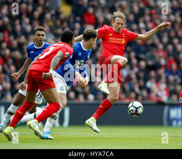 Liverpool, Regno Unito. 1 apr, 2017. Lucas Leiva di Liverpool vince la sfera durante la Premier League inglese corrispondono ad Anfield Stadium, Liverpool. Picture Data: 1 aprile 2017. Pic di credito dovrebbe leggere: Simon Bellis/Sportimage Credito: csm/Alamy Live News Foto Stock