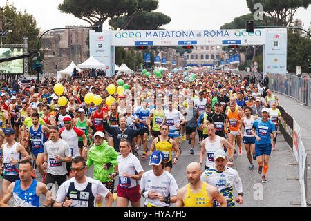 Roma, Italia. 02Apr, 2017. Roma, Italia - 2 Aprile 2017: la partenza degli atleti sulla Via dei Fori Imperiali, il Colosseo sullo sfondo. Credito: Polifoto/Alamy Live News Foto Stock