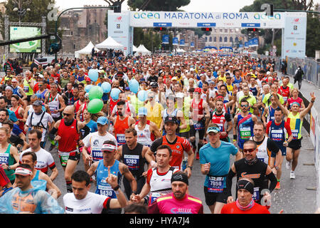 Roma, Italia. 02Apr, 2017. Roma, Italia - 2 Aprile 2017: la partenza degli atleti sulla Via dei Fori Imperiali, il Colosseo sullo sfondo. Credito: Polifoto/Alamy Live News Foto Stock