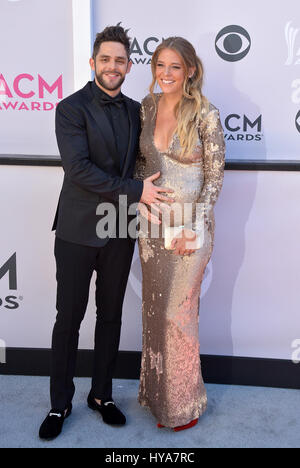 2 aprile 2017 - Las Vegas, Nevada, Stati Uniti- Paese cantante THOMAS RHETT e moglie LAUREN GREGORIO AKINS frequentare la cinquantaduesima Academy of Country Music Awards a T-Mobile Arena. (Credito Immagine: © Marcel Thomas via ZUMA filo) Foto Stock