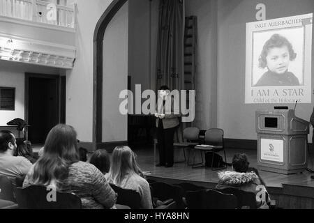 Vermiglio, Dakota del Sud, Stati Uniti d'America. 3 apr, 2017. INGE AUERBACHER, bambino superstite dell' Olocausto di Terezin campo di concentramento in Cecoslovacchia, parla della sua esperienza in un piccolo auditorium con gli studenti e con gli altri durante una tolleranza nazionale settimana nella città di Sioux, Iowa, mentre a Farber Hall dell'Università del Sud Dakota, Vermiglio, SD Lunedì, 3 aprile 2017. Credito: Jerry Mennenga/ZUMA filo/Alamy Live News Foto Stock