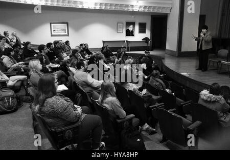 Vermiglio, Dakota del Sud, Stati Uniti d'America. 3 apr, 2017. INGE AUERBACHER, bambino superstite dell' Olocausto di Terezin campo di concentramento in Cecoslovacchia, colloqui in un piccolo auditorium circa la sua esperienza con gli studenti e con gli altri durante una tolleranza nazionale settimana nella città di Sioux, Iowa, mentre a Farber Hall dell'Università del Sud Dakota, Vermiglio, SD Lunedì, 3 aprile 2017. Credito: Jerry Mennenga/ZUMA filo/Alamy Live News Foto Stock