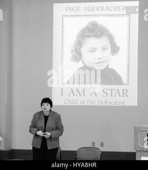 Vermiglio, Dakota del Sud, Stati Uniti d'America. 3 apr, 2017. INGE AUERBACHER, bambino superstite dell' Olocausto di Terezin campo di concentramento in Cecoslovacchia, parla della sua esperienza con gli studenti e gli altri durante la tolleranza nazionale settimana nella città di Sioux, Iowa, mentre a Farber Hall dell'Università del Sud Dakota, Vermiglio, SD Lunedì, 3 aprile 2017. Credito: Jerry Mennenga/ZUMA filo/Alamy Live News Foto Stock