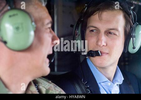 Baghdad in Iraq. 03 apr, 2017. Jared Kushner, Senior Advisor e genero di Presidente Trump, ascolta U.S. Comune di capo del personale Presidente gen. Giuseppe Dunford durante il giro in elicottero a bordo di un CH-47 all'arrivo in Iraq Aprile 3, 2017 a Baghdad, Iraq. Credito: Planetpix/Alamy Live News Foto Stock