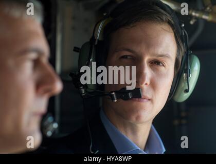 Baghdad in Iraq. 03 apr, 2017. Jared Kushner, Senior Advisor e genero di Presidente Trump, ascolta U.S. Comune di capo del personale Presidente gen. Giuseppe Dunford durante il giro in elicottero a bordo di un CH-47 all'arrivo in Iraq Aprile 3, 2017 a Baghdad, Iraq. Credito: Planetpix/Alamy Live News Foto Stock