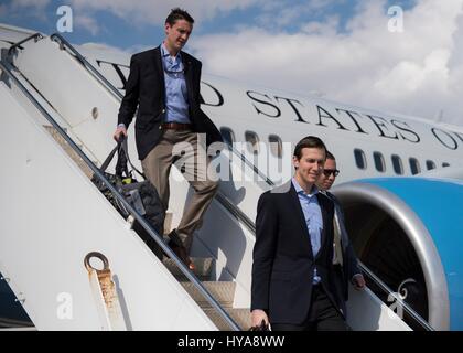 Baghdad in Iraq. 03 apr, 2017. Jared Kushner, Senior Advisor e genero di Presidente Trump, fondo, passeggiate fuori l'aeromobile all'arrivo a Baghdad International Airport 3 aprile 2017 a Baghdad, Iraq. Credito: Planetpix/Alamy Live News Foto Stock