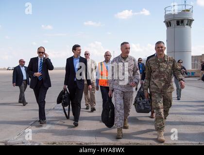 Baghdad in Iraq. 03 apr, 2017. Jared Kushner, Senior Advisor e genero di Presidente Trump, centro cammina al fianco, Ambasciatore Douglas Silliman come Stati Uniti Joint Chiefs Presidente Generale Joseph Dunford, centro destra, passeggiate con Lt. Gen. Stephen Townsend, commander, operazione risolvere inerente all'arrivo a Baghdad International Airport 3 aprile 2017 a Baghdad, Iraq. Credito: Planetpix/Alamy Live News Foto Stock