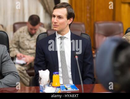 Baghdad in Iraq. 03 apr, 2017. Jared Kushner, Senior Advisor e genero di Presidente Trump, durante un incontro con il ministro iracheno della difesa Erfan al-Hiyali presso il Ministero della Difesa del 3 aprile 2017 a Baghdad, Iraq. Credito: Planetpix/Alamy Live News Foto Stock