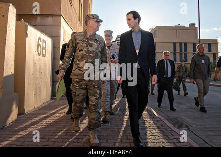 Baghdad in Iraq. 03 apr, 2017. Funzionamento inerenti risolvere il comandante tenente Gen. Stephen Townsend, sinistra, passeggiate con Jared Kushner, Senior Advisor e genero di Presidente Trump, all'arrivo in Iraq Aprile 3, 2017 a Baghdad, Iraq. Credito: Planetpix/Alamy Live News Foto Stock