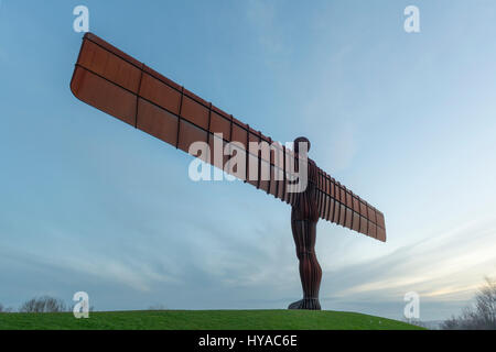 Angelo del Nord la scultura al crepuscolo,,Gateshead Tyne and Wear,Inghilterra Foto Stock