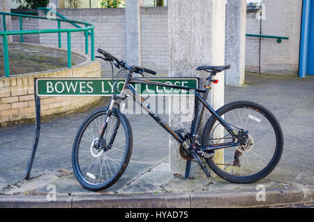 Una bicicletta in appoggio contro un nome di strada segno in Windsor, Regno Unito. Foto Stock