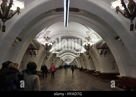 Mosca - 10 Gennaio 2017: la gente in attesa del treno alla metropolitana di Mosca Foto Stock