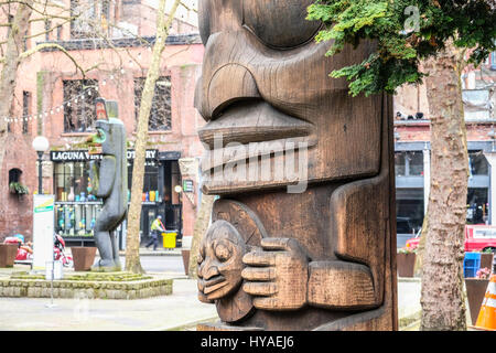 Due Northwest Native American totem poles a Seattle il Pioneer Square. Quasi vuoto street. L'immagine orizzontale. Foto Stock