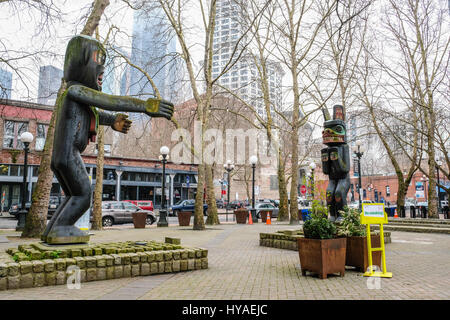 Due Northwest Native American totem poles a Seattle il Pioneer Square. N. di persone intorno a. L'immagine orizzontale. Foto Stock