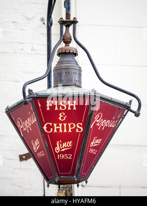 Fish & Chip Shop segno - Vecchio insegna al di fuori di papaveri pesce e patatine negozio vicino a Spitalfields Market nell'East End di Londra Foto Stock