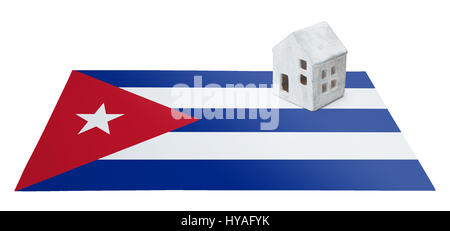 Piccola casa su una bandiera - vivere o la migrazione a Cuba Foto Stock