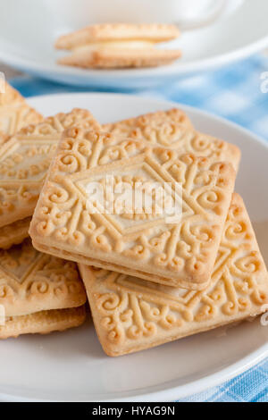 Crema pasticcera creme un popolare aromatizzato alla vaniglia riempito British biscuit primo fabbricato in 1908 Foto Stock