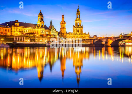 Dresden, Germania. Cattedrale della Santissima Trinità o Hofkirche, Bruehl nella terrazza. Crepuscolo tramonto sul fiume Elba in Sassonia. Foto Stock