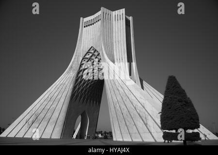 Immagine monocromatica della torre Azadi, precedentemente Shahyad Tower, Azadi Square, Teheran Repubblica Islamica dell Iran Foto Stock