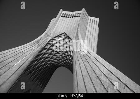 Immagine monocromatica della torre Azadi, precedentemente Shahyad Tower, Azadi Square, Teheran Repubblica Islamica dell Iran Foto Stock