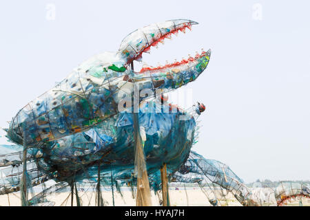 Artiglio del Mad Crab, una installazione o scultura fatta di rifiuti di plastica per evidenziare i problemi ambientali, sulla spiaggia di Fort Cochin, Kerala, India Foto Stock