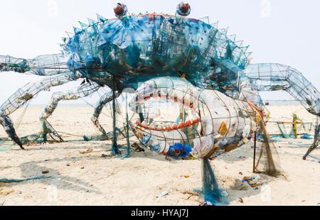 Artiglio del Mad Crab, una installazione o scultura fatta di rifiuti di plastica per evidenziare i problemi ambientali, sulla spiaggia di Fort Cochin, Kerala, India Foto Stock