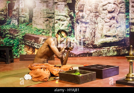 Interprete di applicare il make-up, Kathakali Show, un classico indiano indù spettacolo di danza eseguita dai maschi, Cochin centro culturale, Fort Cochin, Kerala, India Foto Stock