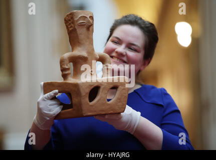 Un membro del personale può contenere la grande madre, una terracotta figura dato alla Regina Elisabetta II dall' Ambasciatore della Repubblica di Macedonia Jovan Donev nel 2013, durante un'anteprima per la mostra di Royal doni, che è parte della stagione estiva con apertura delle camere di stato a Buckingham Palace di Londra. Foto Stock