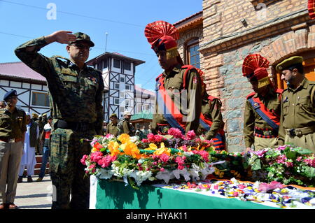 Srinagar, India. 03 apr, 2017. S P Vaid, direttore generale di polizia pagare tributi vicino la bara contenente il corpo di un poliziotto Shams-u-Din di Gurez Bandipora durante la sua corona di cerimonia di posa a linee di polizia in India Srinagar Kashmir controllata. Un poliziotto di Jammu Kashmir è stato ucciso e 11 altri feriti quando i militanti granata un partito congiunta di forze in Nowhatta area della città vecchia di Srinagar. Credito: Zahid Hussain Bhat/Pacific Press/Alamy Live News Foto Stock