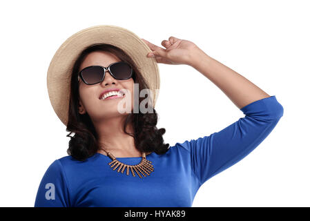 Felice donna asiatica con gli occhiali e il cappello di andare vacanza isolate su sfondo bianco Foto Stock