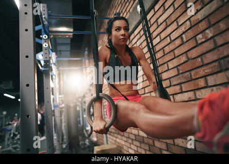 Ginnastica professionale appeso sul ring in palestra Foto Stock