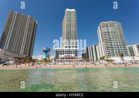 HALLANDALE Beach, Stati Uniti d'America - Mar 11, 2017: Waterfront edifici della città di Hallandale Beach. Florida, Stati Uniti Foto Stock