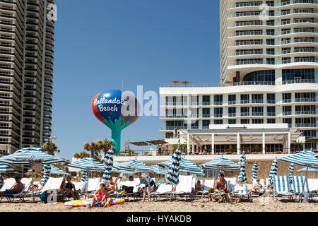 HALLANDALE Beach, Stati Uniti d'America - Mar 11, 2017: Waterfront edifici della città di Hallandale Beach. Florida, Stati Uniti Foto Stock