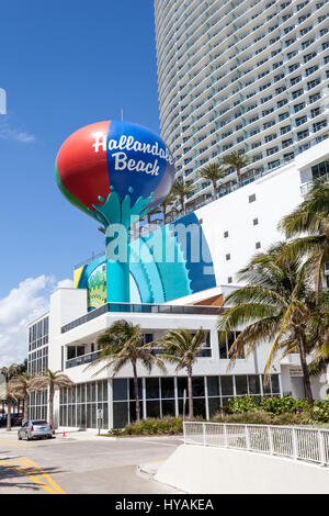 HALLANDALE Beach, Stati Uniti d'America - Mar 11, 2017: Water Tower nella città di Hallandale Beach. Florida, Stati Uniti Foto Stock