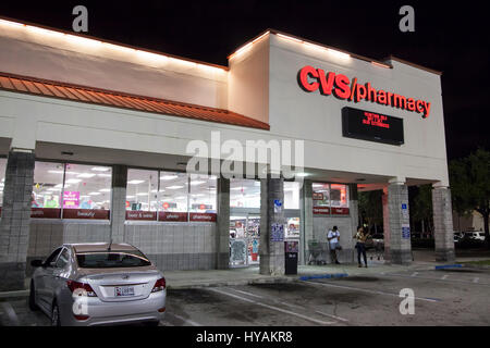 Miami, FL, Stati Uniti d'America - 12 Marzo 2017: CVS pharmacy store illuminata di notte. Miami, Florida, Stati Uniti Foto Stock