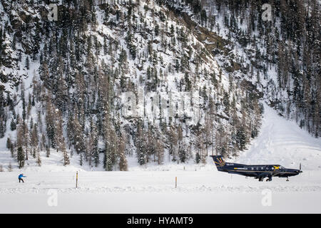 ENGADIN AIRPORT, SVIZZERA: UN BRITISH snowboarder ha raggiunto una velocità di 78 miglia all'ora e divenne la prima persona a snowboard mentre essere trainato da un aereo commerciale. Daredevil Jamie Barrow (22) della British Snowboard Team Cross è il Regno Unito più veloce del snowboarder e completato le incredibili acrobazie da appendere dall'ala di un aeromobile Engadin Airport in Svizzera. Le immagini mostrano come Jamie abilmente snowboarded sul bordo innevate della pista, nonostante la velocità frenetica l'aereo era in viaggio. Foto Stock