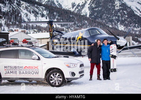 ENGADIN AIRPORT, SVIZZERA: UN BRITISH snowboarder ha raggiunto una velocità di 78 miglia all'ora e divenne la prima persona a snowboard mentre essere trainato da un aereo commerciale. Daredevil Jamie Barrow (22) della British Snowboard Team Cross è il Regno Unito più veloce del snowboarder e completato le incredibili acrobazie da appendere dall'ala di un aeromobile Engadin Airport in Svizzera. Le immagini mostrano come Jamie abilmente snowboarded sul bordo innevate della pista, nonostante la velocità frenetica l'aereo era in viaggio. Foto Stock