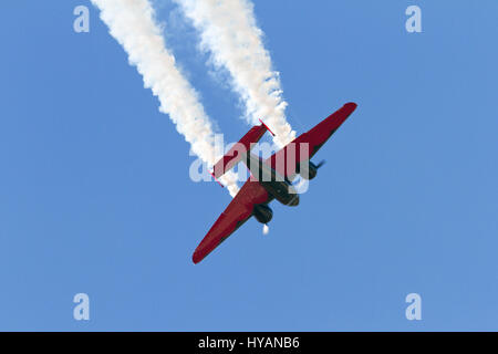 Acrobatico faggio twin 18 a sud-est di Iowa Air Show in Burlington nel 2012. Foto Stock