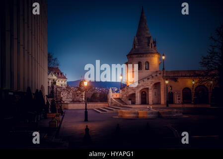 Fishermans bastion, una grande meta turistica atraction in Budapest, Ungheria all'alba. Foto Stock