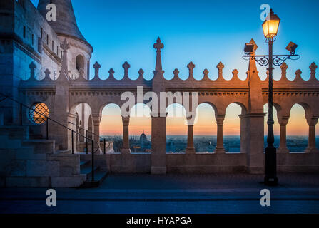 Fishermans bastion, una grande meta turistica atraction in Budapest, Ungheria all'alba. Foto Stock