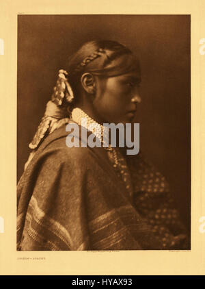 Un'immagine della Edward S. Curtis Collection, incentrata sui nativi americani. Curtis è rinomato per la sua documentazione fotografica sulle culture indigene, che offre una panoramica delle loro tradizioni e stili di vita nell'America dei primi anni del XX secolo. Foto Stock