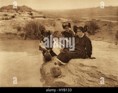 Un'immagine della rinomata collezione fotografica di Edward S. Curtis, che documenta le tribù dei nativi americani. Questa foto cattura l'essenza della cultura dei nativi americani, fornendo un'autentica testimonianza storica dei popoli indigeni dell'America antica. Foto Stock