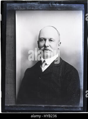 Questa fotografia del 1907, una copia di un'immagine precedente, cattura Bannister, una figura influente nella prima storia fotografica. La fotografia riflette le tecniche e lo stile della fotografia ritrattistica dei primi anni del XX secolo. Foto Stock