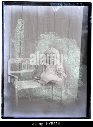 "Baby Chetwood" è una fotografia scattata il 6 marzo 1917, che cattura un momento significativo della storia. L'immagine è notevole per la sua qualità documentaria e il valore storico, mostrando un individuo dell'inizio del XX secolo. Foto Stock